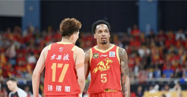 山东男篮加时末段止住颓势，志在欧冠名次提升，球迷炸锅，训练强度明显提升