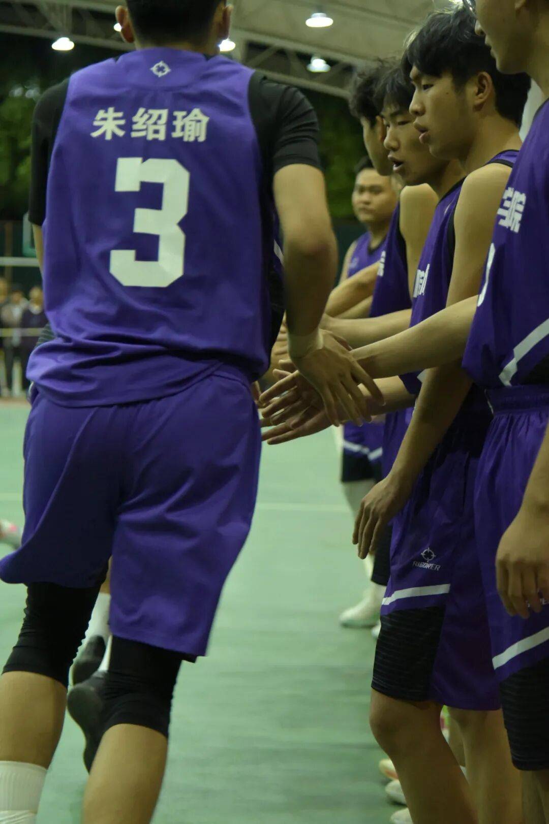 今晚体能课后，马赛绝杀压哨备战欧篮联，赛场秩序良好，年轻球员得到机会的简单介绍