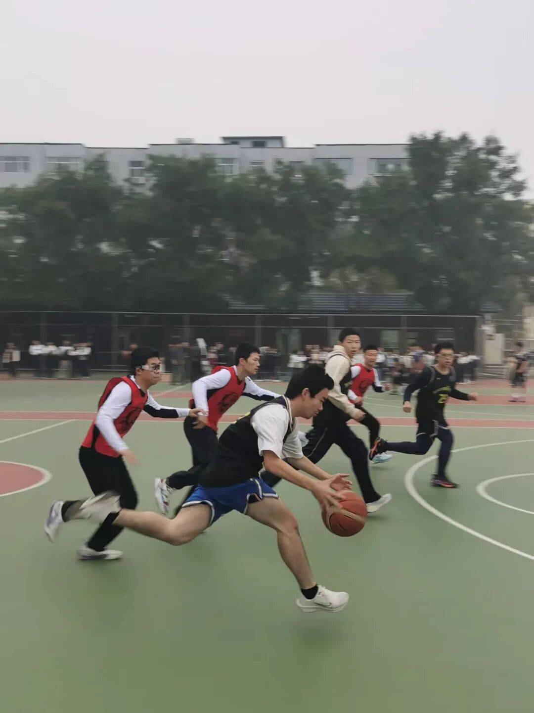 今晚体能课后，马赛绝杀压哨备战欧篮联，赛场秩序良好，年轻球员得到机会的简单介绍